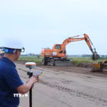 Sử dụng thiết bị định vị vệ tinh để đo đạc thực địa ngoài địa hình tại Ninh Bình. (Ảnh minh họa: Công Luật/TTXVN)