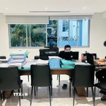 Hai kỹ sư trong phòng làm việc tại Đại sứ quán. (Ảnh: Phi Hùng/TTXVN)