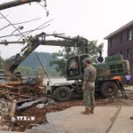 Tuyến đường bị hư hại do mưa lũ tại Trung Quốc. (Ảnh: THX/TTXVN)