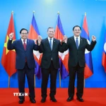 Thủ tướng Phạm Minh Chính và Thủ tướng Vương quốc Campuchia Hun Manet cùng Thủ tướng Lào Sonexay Siphandone tại cuộc gặp Thủ tướng ba nước. (Ảnh: Dương Giang/TTXVN)