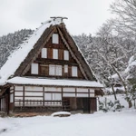 Ngôi nhà cổ xây bằng gỗ và tranh theo phong cách vùng núi Hida. (Ảnh: Xuân Giao/TTXVN)