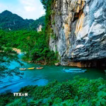 Cảnh vật bên ngoài cửa động Phong Nha (Vườn Quốc gia Phong Nha – Kẻ Bàng) đẹp như một bức tranh. (Ảnh: TTXVN phát)