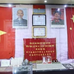 Các hiện vật liên quan đến Bác Hồ được trưng bày tại Phòng truyền thống Bệnh viện Nam Khê Sơn tại Quế Lâm, Quảng Tây. (Ảnh: Quang Hưng/TTXVN)