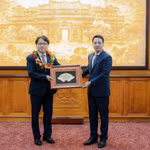 Phó Chủ tịch UBND thành phố Huế Trần Hữu Thùy Giang, trao tặng Danh hiệu “Công dân Danh dự thành phố Huế" cho ông Kang Bong Jun. (Ảnh: Nguyên Lý/TTXVN)