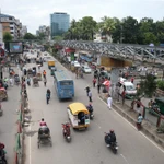 Người dân di chuyển trên đường phố tại Dhaka, Bangladesh. (Ảnh: THX/TTXVN)