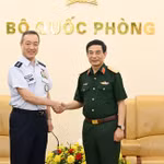 Phó Thủ tướng, Bộ trưởng Bộ Quốc phòng Phan Văn Giang tiếp Tham mưu trưởng Liên quân Nhật Bản. (Ảnh: VGP)