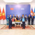hường trực Ban Bí thư Trần Cẩm Tú và Phó Chủ tịch, Trưởng Ban Thường trực Ban Thường vụ CPP Say Chhum chứng kiến Lễ trao Bản ghi nhớ hợp tác giữa UBND tỉnh Gia Lai và Uỷ ban chính quyền tỉnh Preah Vihear. (Ảnh: Phương Hoa/TTXVN)