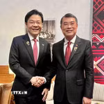 Thủ tướng Lê Minh Hưng gặp Thủ tướng Singapore Lawrence Wong. (Ảnh: Dương Giang/TTXVN)