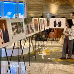 Trưng bày ảnh quan hệ Việt Nam-Sri Lanka thu hút sự quan tâm của đại biểu và người dân Sri Lanka. (Ảnh: Nhật Anh/TTXVN)