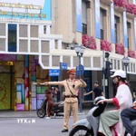 Lực lượng Cảnh sát giao thông điều tiết, phân luồng giao thông tại nút giao phố Tràng Tiền - Đinh Tiên Hoàng, Hà Nội trong sáng mùng 1 Tết. (Ảnh: Phạm Kiên/TTXVN)