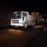 Thảm bê tông nhựa mặt đường cao tốc cửa khẩu Hữu Nghị-Chi Lăng, đoạn qua địa bàn phường Đông Kinh, tỉnh Lạng Sơn, đêm 5/5/2026. (Ảnh: Văn Đạt/TTXVN)