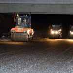 Thi công mặt đường cao tốc cửa khẩu Hữu Nghị - Chi Lăng, đoạn qua địa bàn phường Đông Kinh, tỉnh Lạng Sơn đêm 5/5/2026. (Ảnh: Văn Đạt/TTXVN)