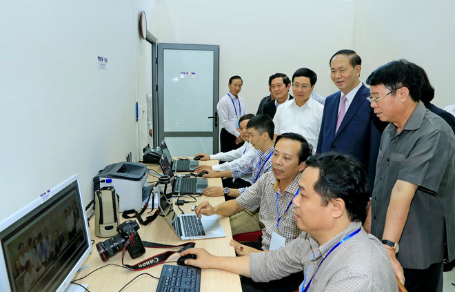 Chủ tịch nước Trần Đại Quang với cán bộ, phóng viên, biên tập viên TTXVN. (Ảnh: Nhan Sáng/TTXVN) Chủ tịch nước tổng duyệt các hoạt động của Tuần lễ Cấp cao APEC ảnh 1