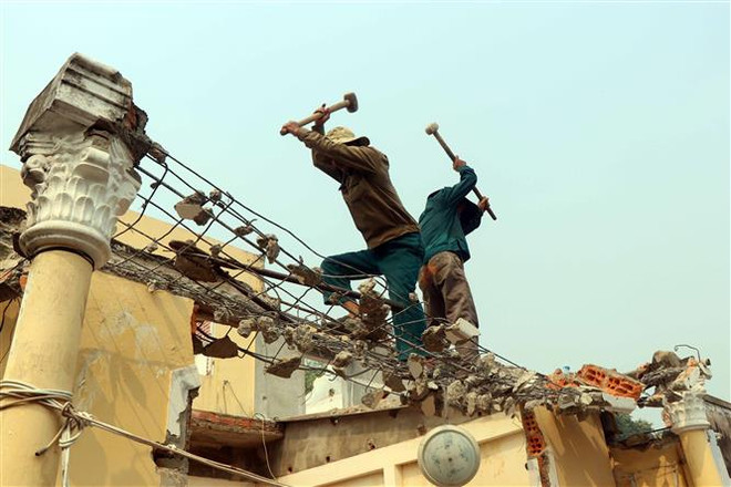 Những ngôi nhà kiên cố được người dân chủ động tháo dỡ để trả lại mặt bằng cho di tích. (Ảnh: Đỗ Trưởng/TTXVN) Thừa Thiên-Huế: Đẩy nhanh việc di dời dân, trả lại mặt bằng di tích ảnh 1