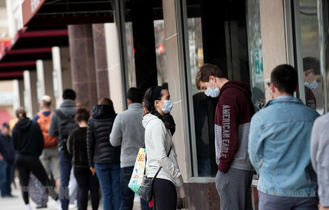 Người dân xếp hàng bên ngoài siêu thị tại Arlington, Virginia, Mỹ ngày 4/4 vừa qua trong bối cảnh dịch COVID-19 lan rộng. (Ảnh: THX/TTXVN) Hơn 80 triệu người Mỹ sẽ nhận được hỗ trợ từ gói kích thích ảnh 1