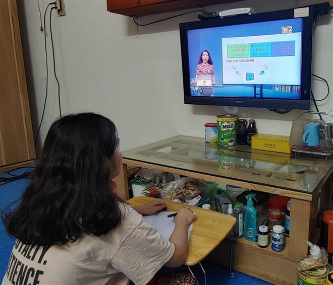 Học sinh Trường THPT Cầu Giấy (Hà Nội) học qua truyền hình tại nhà. (Ảnh: Nguyễn Cúc/TTXVN) Thi THPT Quốc gia: Cần sớm 'chốt' phương án để học sinh không bị động ảnh 2