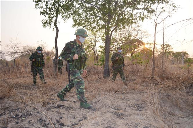 Lực lượng Bộ đội biên phòng tỉnh Đắk Lắk tổ chức tuần tra cơ động trên tuyến biên giới nhằm ngăn chặn xâm nhập trái phép. (Ảnh: TTXVN) Những 'lá chắn thép' trong phòng, chống đại dịch COVID-19 ảnh 1