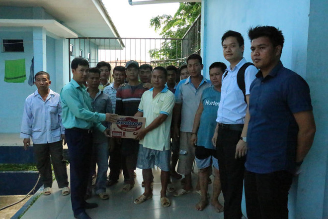 Thăm ngư dân Việt Nam bị bắt giữ trên đảo Batam của Indonesia ảnh 1