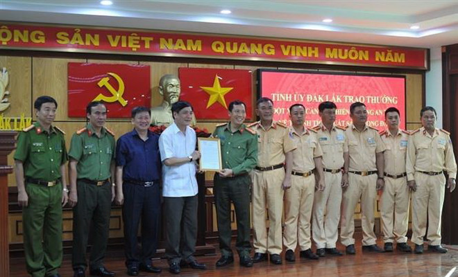 Khen thưởng cán bộ, chiến sỹ công an bắt vụ vận chuyển 200kg ma túy ảnh 1