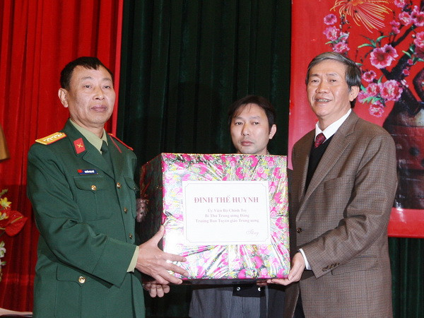 Ông Đinh Thế Huynh tặng quà cho cán bộ, chiến sỹ Lữ đoàn 144. (Ảnh: Thống Nhất/TTXVN) Bảo đảm an toàn tuyệt đối cho nhân dân đón Tết, vui Xuân ảnh 1