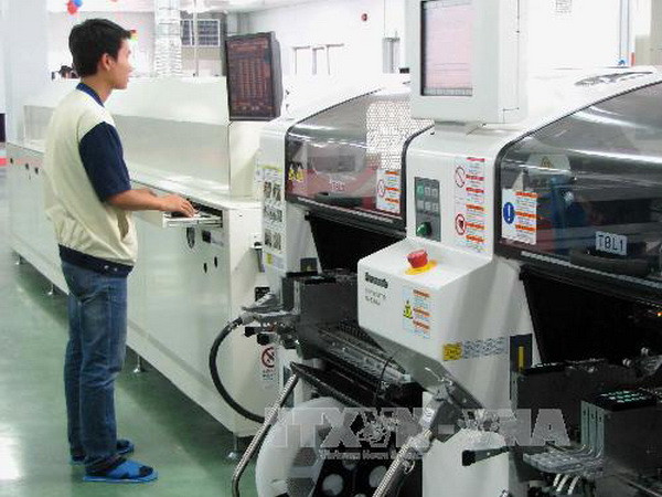 Dây chuyền sản xuất bản mạch điện tử. (Ảnh minh họa: Quách Lắm/TTXVN) Đồng Nai thu hút có chọn lọc các dự án FDI năm 2014 ảnh 1
