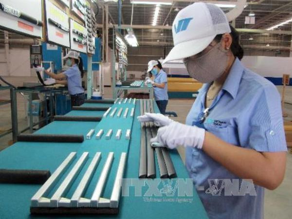 Sản xuất linh kiện xe ôtô. (Ảnh: Trần Lê Lâm/TTXVN) Tổng vốn đầu tư tại TP.HCM tăng cao trong tháng 1 ảnh 1