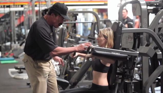 Arnold Schwarzenegger hóa trang thành nhân viên phòng tập gym (Nguồn: YouTube) “Kẻ hủy diệt” Schwarzenegger giả làm nhân viên phòng tập ảnh 1