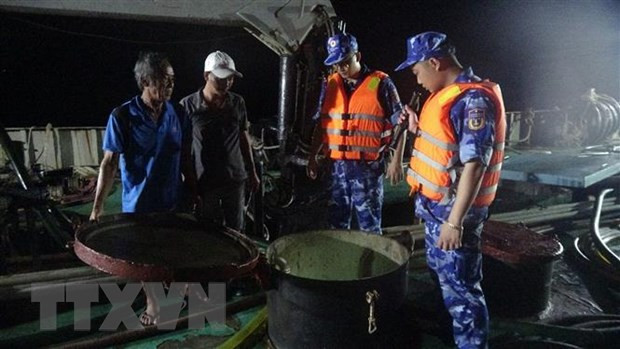 Ảnh minh họa (Nguồn: TTXVN) Bộ đội Biên phòng Cà Mau tịch thu 25.000 lít dầu không rõ nguồn gốc ảnh 1