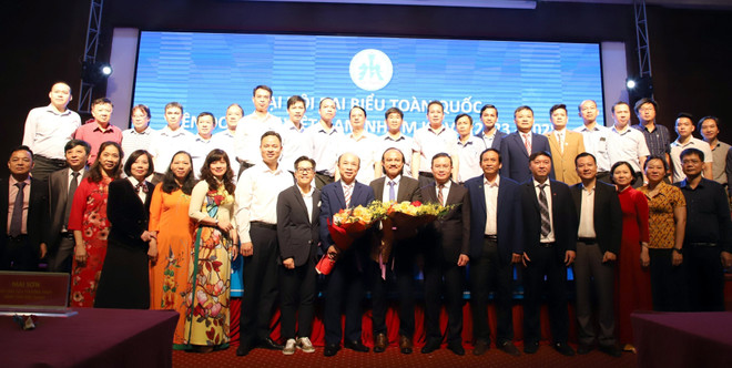Ban Chấp hành khóa mới ra mắt Đại hội. (Ảnh: Đồng Thúy/TTXVN) Nhiệm kỳ 2023-2028, Liên đoàn Cờ Việt Nam phấn đấu đoạt 500 huy chương ảnh 1