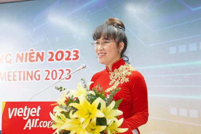 Chủ tịch HĐQT Vietjet - Bà Nguyễn Thị Phương Thảo phát biểu khai mạc Đại hội Cổ đông 2023. (Ảnh: Quang Nguyễn/Vietnam+) Vietjet hướng đến trở thành hãng hàng không công nghệ và tiêu dùng ảnh 1