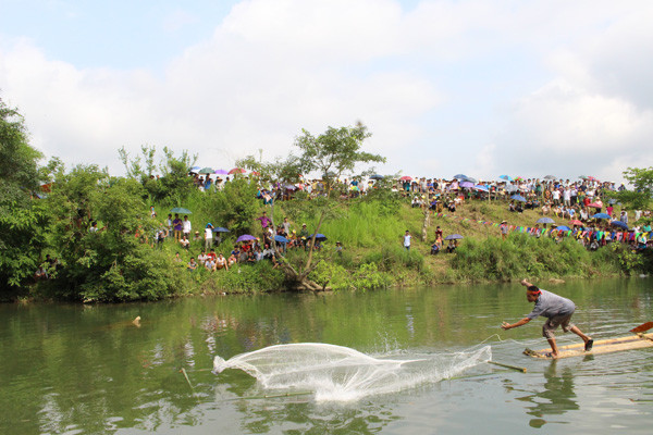 Độc đáo Lễ hội đánh bắt cá suối vùng cao Hòa Bình ảnh 1