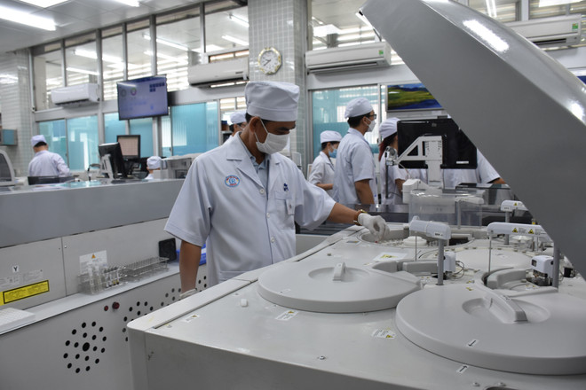 Nhân viên y tế Bệnh viện Chợ Rẫy vận hành hệ thống máy xét nghiệm. (Ảnh: Đinh Hằng/TTXVN) Các doanh nghiệp thiết bị y tế Hàn Quốc nhắm đến thị trường Việt Nam ảnh 1