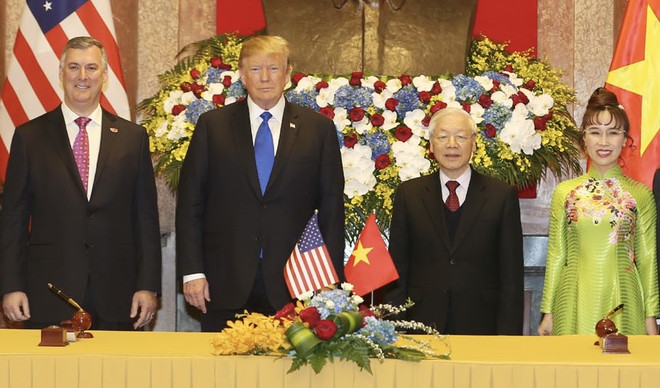 Tổng bí thư Nguyễn Phú Trọng và cựu Tổng thống Mỹ Donald Trump chứng kiến lễ ký kết hợp tác giữa Vietjet và Boeing năm 2019 tại Hà Nội.(Nguồn: Vietnam+) Dấu ấn hợp tác giữa doanh nghiệp Việt Nam-Hoa Kỳ ảnh 1