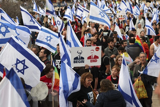 Người dân Israel biểu tình phản đối kế hoạch cải cách tư pháp gây tranh cãi của Chính phủ tại Tel Aviv, ngày 25/3. (Ảnh: AFP/TTXVN) Israel: Biểu tình ủng hộ Chính phủ cải cách tư pháp ảnh 1