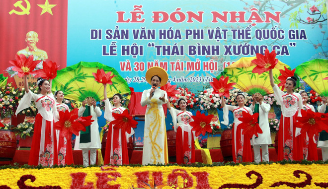 Tiết mục văn nghệ chào mừng tại lễ đón nhận di sản văn hóa phi vật thể quốc gia đối với lễ hội Thái bình xướng ca. (Ảnh: Nguyễn Lành /TTXVN) Lễ hội Thái bình xướng ca-Di sản Văn hóa Phi vật thể Quốc gia ảnh 1