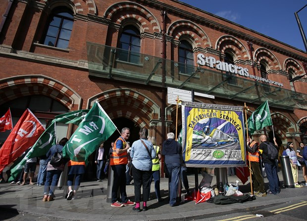 Giới chủ ngành đường sắt Anh nỗ lực chấm dứt đình công ảnh 1