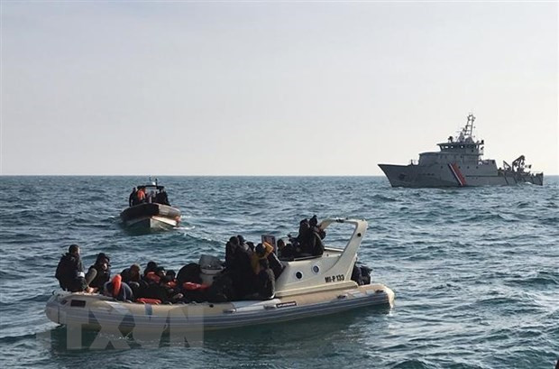 Ảnh minh họa (Nguồn: AFP/TTXVN) Italy ban bố tình trạng khẩn cấp, đẩy nhanh việc trục xuất người di cư ảnh 1