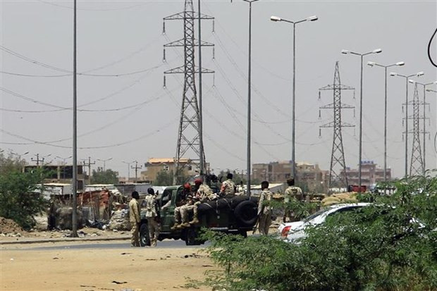 Xe quân sự trên một đường phố ở Khartoum (Sudan), ngày 15/4/2023. (Ảnh: AFP/TTXVN) Quan chức LHQ cảnh báo tình hình nhân đạo nghiêm trọng ở Sudan ảnh 1