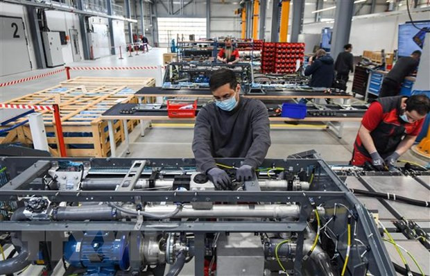 Công nhân làm việc tại một nhà máy ở Herten, Đức. (Ảnh: AFP/TTXVN) Chính phủ Đức nâng dự báo tăng trưởng kinh tế năm nay ảnh 1