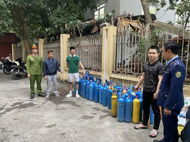 Lực lượng chức năng kiểm tra và tạm giữ hàng chục bình khí bóng cười. ( Ảnh: PV/Vietnam+) Quảng Ninh tạm giữ trên 100 bình khí NO2 dùng để sản xuất bóng cười ảnh 1