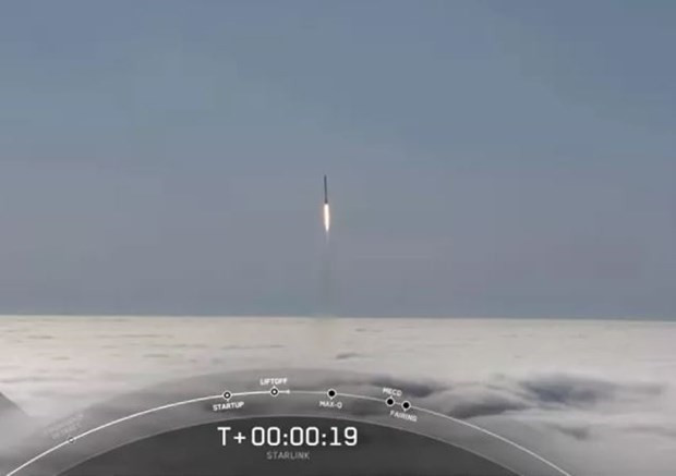 Một tên lửa SpaceX Falcon 9 mang theo 46 vệ tinh Internet Starlink đâm xuyên qua các đám mây phía trên Căn cứ Lực lượng Không gian Vandenberg ở California ngày 10/7. (Nguồn: SpaceX) El Savador trở thành quốc gia Trung Mỹ đầu tiên kết nối với Starlink ảnh 1