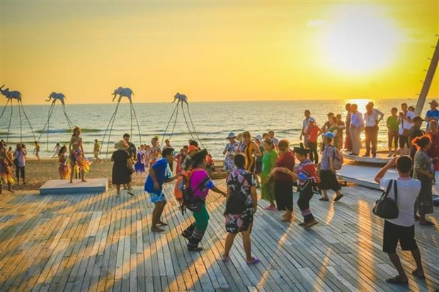Du khách đón hoàng hôn tại bãi biển Sunset Sanato, Bãi Trường, thành phố Phú Quốc, tỉnh Kiên Giang. (Ảnh: Hồng Đạt/TTXVN) Dịp lễ 30/4 và 1/5: Dự báo lượng du khách tăng cao ảnh 1