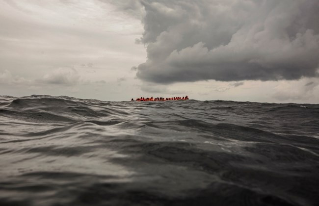 Tàu cứu hộ chở hơn 300 người di cư cập cảng Tây Ban Nha ảnh 1