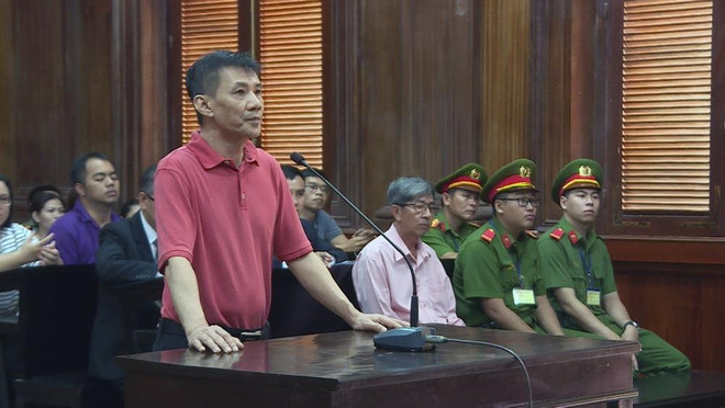 Bị cáo Nguyen Michael Phuong Minh tại phiên tòa. (Ảnh: TTXVN) Xét xử các thành viên tổ chức phản động 'Quốc nội quật khởi' ảnh 1