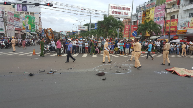 Qua vòng xuyến không quan sát, xe ben gây tai nạn làm 1 người chết ảnh 2