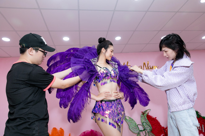 Mỗi trang phục đều vừa vặn với từng thí sinh. (Ảnh: CTV/Vietnam+) Thí sinh Miss World Vietnam 2022 lên đồ cực chất diễu hành carnival ảnh 1
