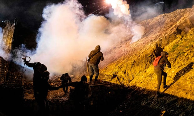 Lực lượng an ninh Mỹ dùng hơi cay đối phó với người di cư từ Mexico ảnh 1