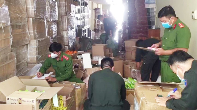 An Giang: Tạm giữ hàng ngàn sản phẩm không rõ nguồn gốc ảnh 1