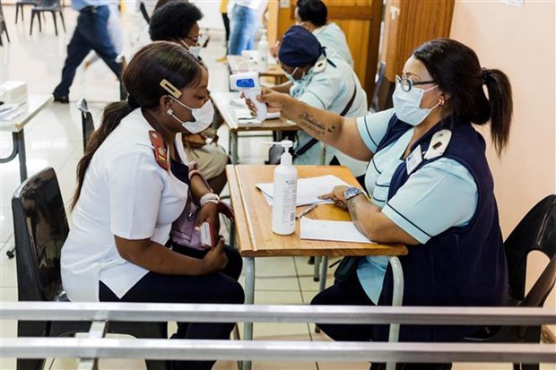 Nhân viên y tế Nam Phi kiểm tra thân nhiệt trước khi được tiêm vaccine ngừa COVID-19 tại bệnh viện ở Umlazi, phía Nam Durban. (Ảnh: AFP/TTXVN) Thái Lan và Oman cấm nhập cảnh người đến từ nhiều nước châu Phi ảnh 1