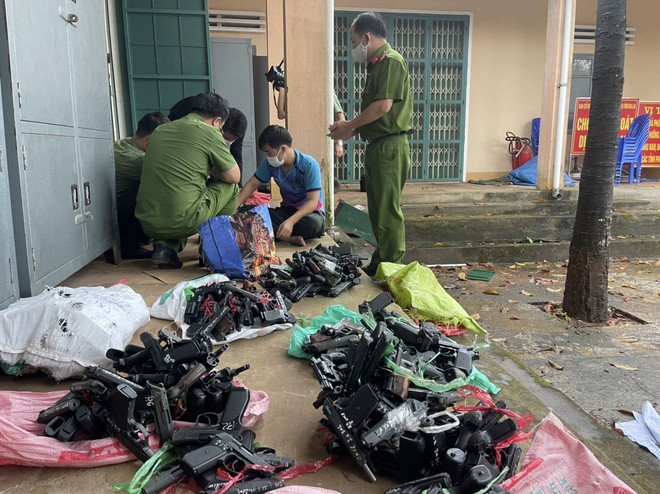 Gia Lai thu hồi hơn 2.000 vũ khí, công cụ hỗ trợ và 2.000 viên đạn ảnh 1